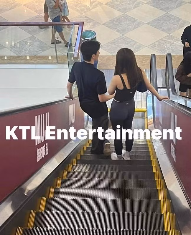 Thiều Bảo Trâm cùng bạn trai được bắt gặp đang tay trong tay tình cảm.