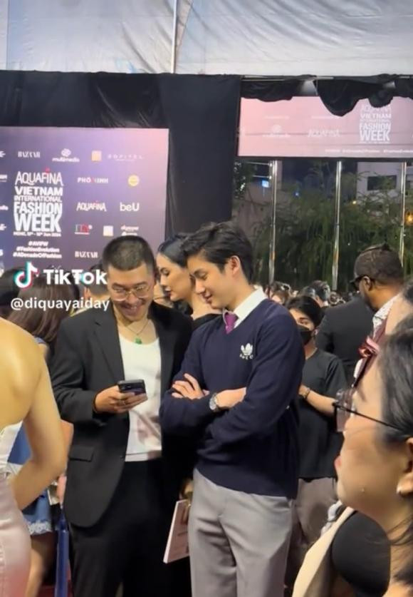 Matthis mặc áo sơ mi và áo len, dù trang phục của anh chàng khá đơn giản nhưng vẫn cực kỳ hút mắt với visual sáng bừng.