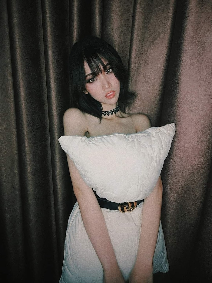 Min e ấp với chiếc gối màu trắng, thêm một vài sự kiện.