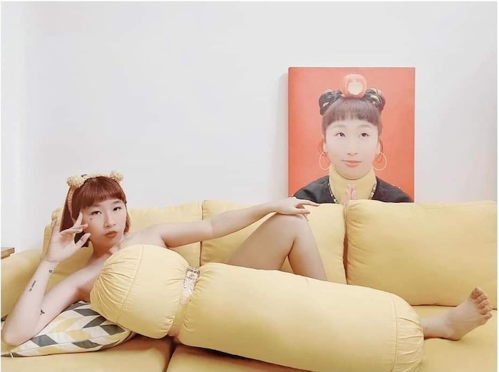 Nếu như mọi người bắt trend bằng gối ngủ, Trang Hý chơi trội với chiếc gối ôm màu vàng, cùng tông màu với chiếc ghế sofa.