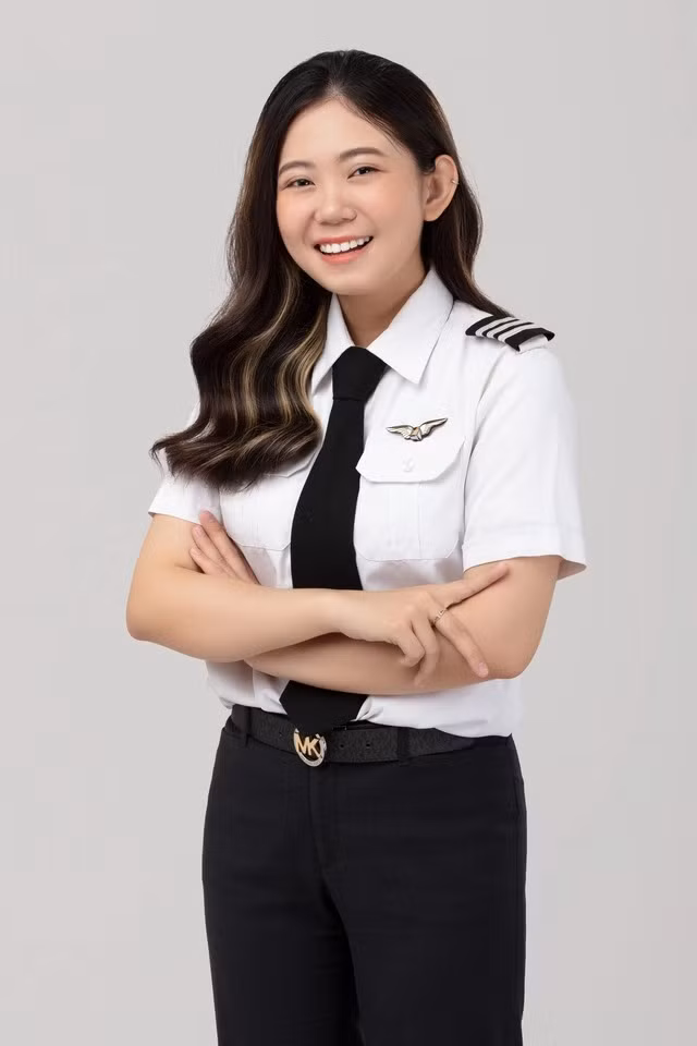 Nổi lên gần đây nhờ những video chia sẻ công việc của mình, Mạch Thị Thùy Khanh, sinh năm 1996 và đang là cơ phó của Pacific Airlines cũng khiến rất nhiều người yêu mến.