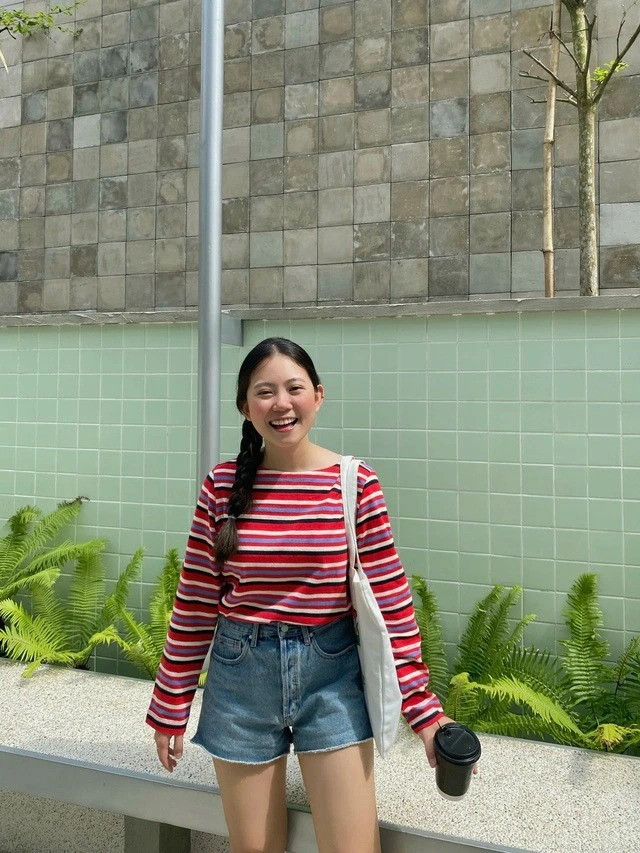 Lúc làm việc trông "rất ngầu" và "chiến" như vậy, tuy nhiên ngoài đời cô nàng có gu thời trang trẻ trung và dễ thương. Nhìn vào gương mặt "búng ra sữa" này, không ai nghĩ cô nàng đã là cơ phó của một hãng hàng không lớn.