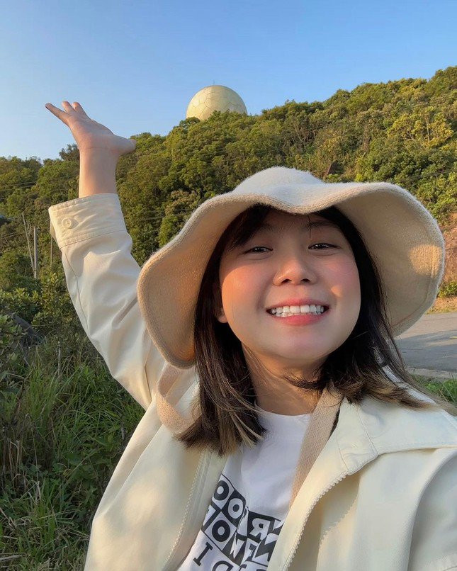 Trước đó, cô từng tốt nghiệp ngành Thiết kế đồ họa của trường Đại học Kiến trúc TP.HCM. Sau đó, khi nhận ra bản thân thích làm phi công, cô đã học một khóa lý thuyết và bay sang Mỹ học tập 4 năm.