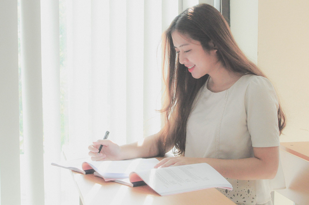 Sở hữu chiều cao 1,70 m và vóc dáng được nhiều dân mạng khen ngợi, Quỳnh Giang nói cô không dám nhận mình là hot girl. Nữ sinh cũng chưa từng làm mẫu ảnh hay những công việc đòi hỏi ngoại hình. Trước mắt, 9X muốn hoàn thành tốt việc học ở trường.