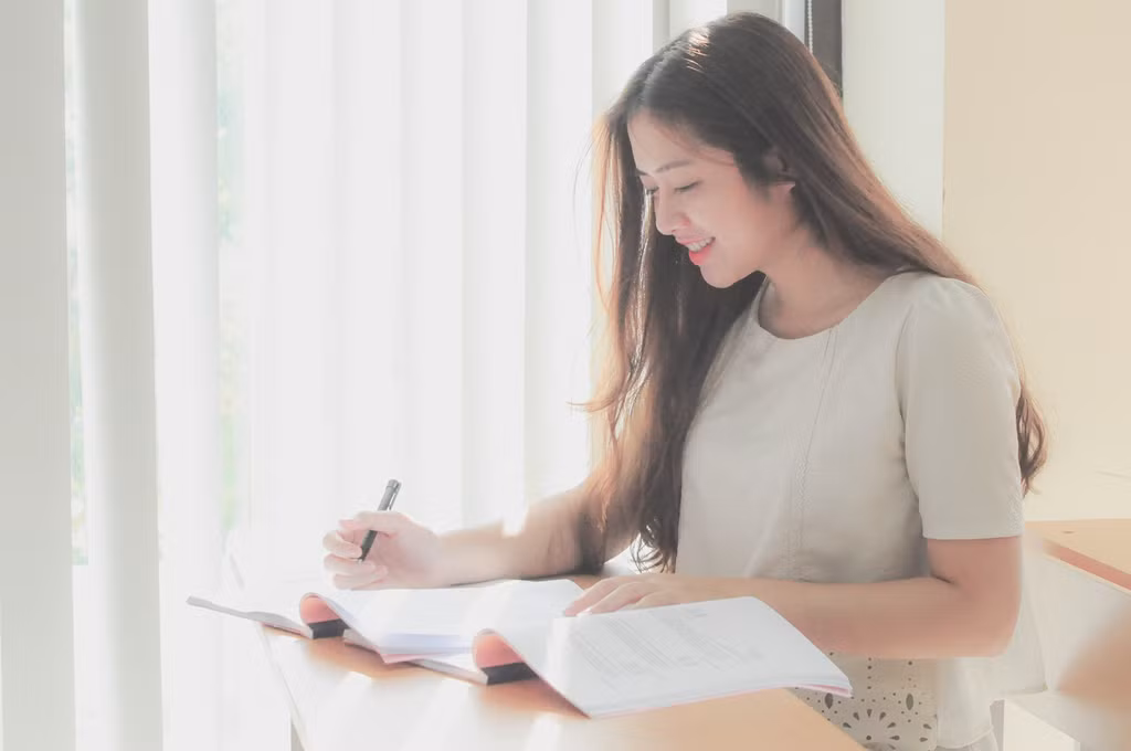 Sở hữu chiều cao 1,70 m và vóc dáng được nhiều dân mạng khen ngợi, Quỳnh Giang nói cô không dám nhận mình là hot girl. Nữ sinh cũng chưa từng làm mẫu ảnh hay những công việc đòi hỏi ngoại hình. Trước mắt, 9X muốn hoàn thành tốt việc học ở trường.