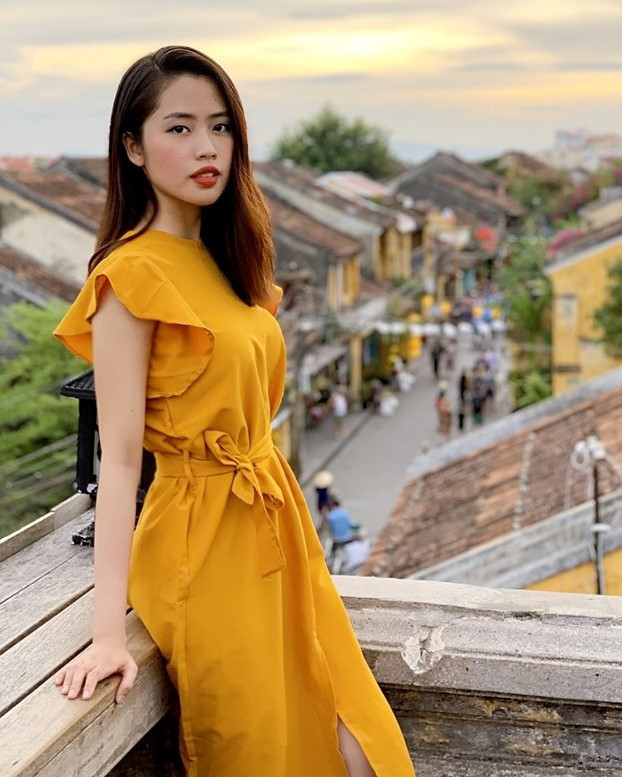 Khi còn là sinh viên trường THPT chuyên Nguyễn Tất Thành - Kon Tum, Lan Nhi từng giành giải ba học sinh giỏi Văn quốc gia năm 2016, huy chương vàng Olympic môn Văn năm 2014, huy chương bạc Olympic môn Văn năm 2015.