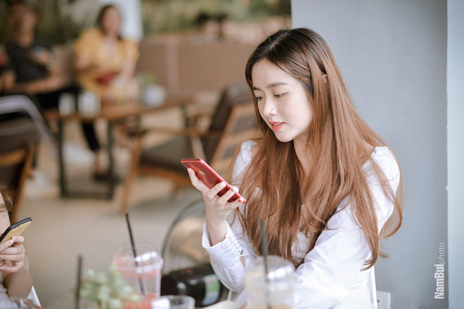 Gái xinh đến từ Kon Tum đã lọt vào top 20 cuộc thi Charm of Law - Duyên dáng Sinh viên Đại học Luật 2018 và để lại ấn tượng lớn đối với khán giả khi nhận được lượt bình chọn áp đảo từ dân mạng trên fanpage cuộc thi.