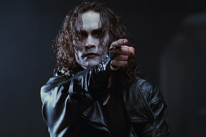  The Crow: Tai nạn chết người diễn ra khi The Crow gần đóng máy, bởi đoàn phim muốn quay cảnh nhân vật Eric Draven bị giết ở đầu phim sau cùng. Không ai biết tại sao đạn được bắn ra từ khẩu Magnum.44 trên tay diễn viên Michael Masse lại là đạn thật. Nó tạo ra một lỗ thủng lớn trên bụng Brandon Lee. Ban đầu, anh ra dấu hiệu đau đớn nhưng mọi người cứ ngỡ đó chỉ là diễn xuất. Cuối cùng, tài tử được đưa đi cấp cứu và qua đời sau khi tai nạn xảy ra 12 tiếng.