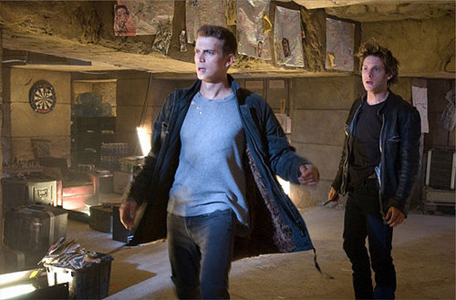  Jumper: Trong khi ra lật bỏ lớp vải phủ trên trường quay đặt ngoài trời, người phụ trách phục trang David Ritchie của phim Jumper đã bị một khối đất đá đóng băng rơi trúng. Khối đất đá được gắn trên tường nằm trong thiết kế ngoại cảnh của trường quay. Vì trời lúc đó đang mùa đông nên nó đã bị đông cứng tựa như khối băng đá, sau khi mất độ bám dính với mặt tường, khối đất đá đóng băng rơi xuống trúng Ritchie khiến người đàn ông xấu số này thiệt mạng.