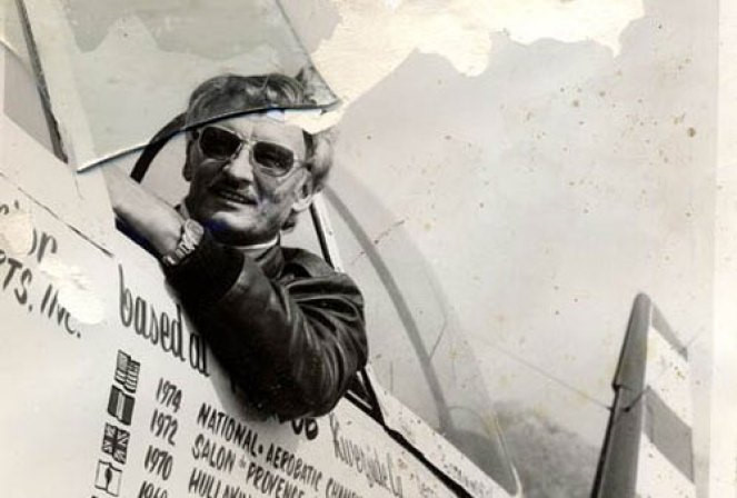  Top Gun: Bộ phim nổi tiếng gắn liền với tên tuổi Tom Cruise đã không thể thành công như thế nếu không có sự tham gia của phi công Art Scholl. Lúc tham gia phim, ông đã 53 tuổi và được giao nhiệm vụ ghi hình trên không, đồng thời thực hiện những cảnh nhào lộn phức tạp khi cần thiết. Trong cảnh quay cuối cùng mà Scholl tham gia, ông đã báo về mặt đất rằng máy bay của ông đang gặp trục trặc và ông không thể khắc phục nổi. Ngay sau đó, máy bay của ông lao thẳng xuống Thái Bình Dương ngày 16/9/1985. Cả Scholl và chiếc phi cơ đều mất tích và nguyên nhân dẫn tới vụ tai nạn mãi là một bí ẩn.