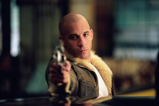  xXx: Harry L. O'Connor, diễn viên đóng thế cho Vin Diesel phải thực hiện một cảnh nhảy dù đáp xuống chiếc tàu ngầm. Khi không kịp đáp, O'Connor va vào cây cầu ở tốc độ cao và qua đời ngay lập tức. Cái chết của anh được ghi lại trong máy ảnh. Đạo diễn Rob Cohen quyết định lưu lại các cảnh quay như một sự tôn trọng với vai diễn cuối cùng của nam diễn viên.