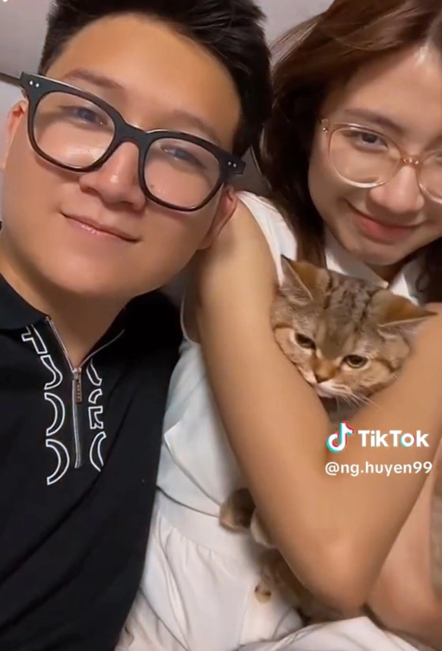 Vì vậy cô cũng thường xuyên gặp phải những lời mỉa mai, cạnh khóe vì nhiều người đồn đoán rằng chồng hơn khá nhiều tuổi. Mới đây đáp trả lại những lời công kích, nữ diễn viên đã đăng hẳn video của 2 người.