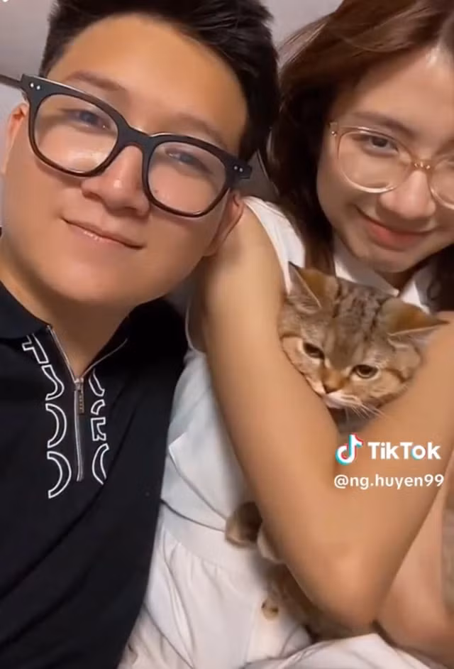 Vì vậy cô cũng thường xuyên gặp phải những lời mỉa mai, cạnh khóe vì nhiều người đồn đoán rằng chồng hơn khá nhiều tuổi. Mới đây đáp trả lại những lời công kích, nữ diễn viên đã đăng hẳn video của 2 người.