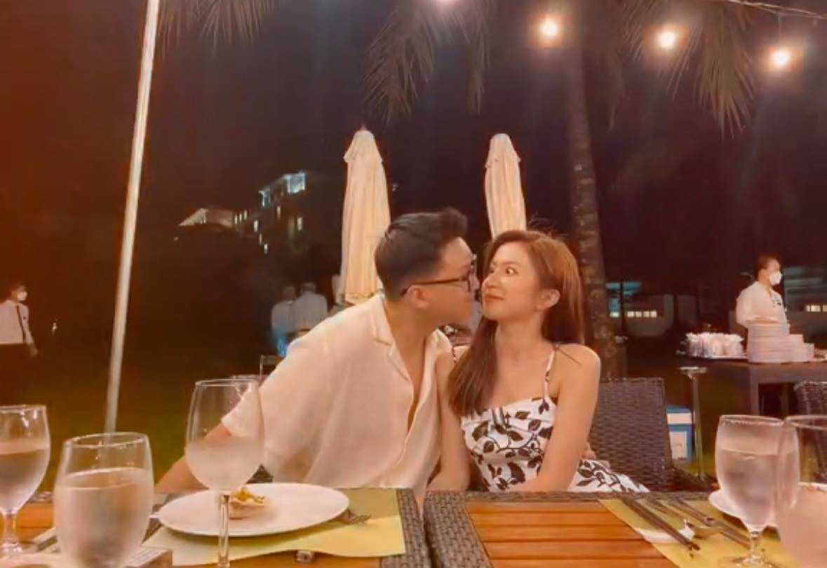 Cả 2 không ngại công khai những hình ảnh tình tứ.