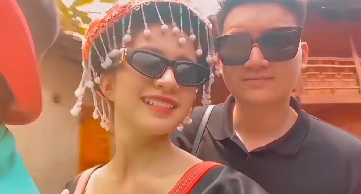 Ngọc Huyền cho hay: "Chúng tôi same tuổi nhau nhé. Flex người chồng trẻ tuổi của tôi". Dưới phần bình luận, cô tiết lộ nửa kia sinh năm 2000.