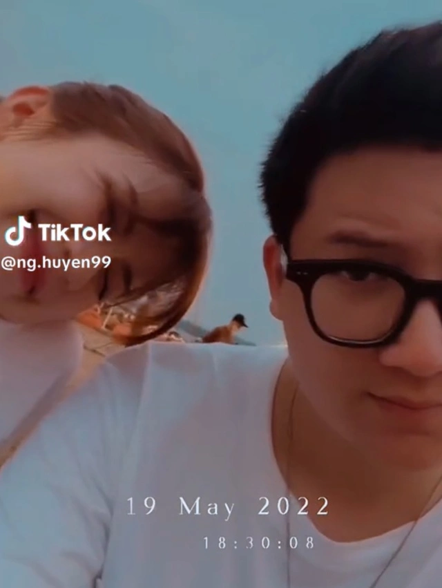 Kể từ khi bức ảnh cưới chụp rõ mặt chồng tương lai được tiết lộ, Ngọc Huyền khá thoải mái đăng video tổng hợp những khoảnh khắc lãng mạn của cặp đôi trong suốt hai năm yêu nhau.