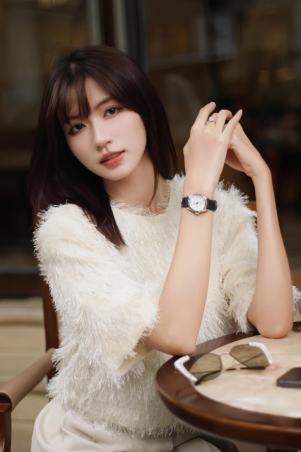 Từ vai Vân Vân trong Thương ngày nắng về, tên tuổi của cô được khán giả biết đến nhiều hơn. Cô gái sinh năm 1999 từng tham gia cuộc thi Cầu vồng tuyển diễn viên trên VTV trước khi nhận được vai chính trong phim đầu tay Thương ngày nắng về.