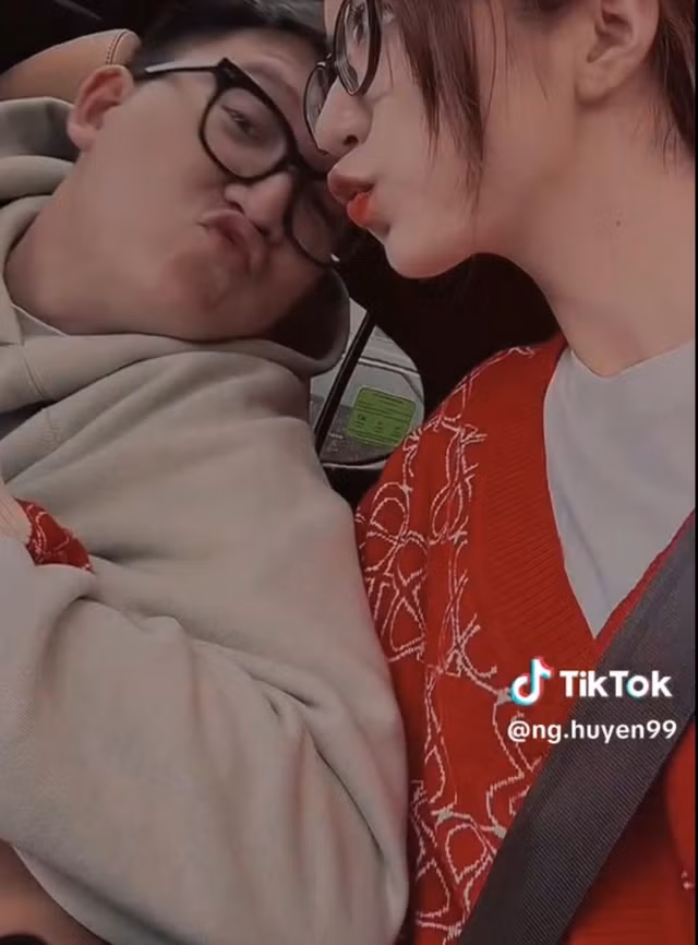 Nửa kia của nữ diễn viên là Duy Minh. Duy Minh lớn lên trong gia đình có truyền thống nghệ thuật. Anh là cháu của NSƯT Chí Trung và nhạc sĩ Quý Dương.