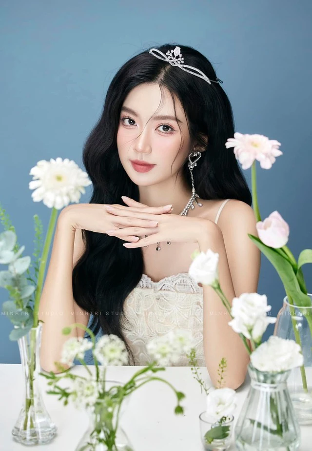 Ngọc Huyền (SN 1999) là cựu sinh viên Đại học Mỹ thuật Công nghiệp. Cô được khán giả quý mến nhờ lối diễn xuất tự nhiên, tính cách nhí nhảnh.