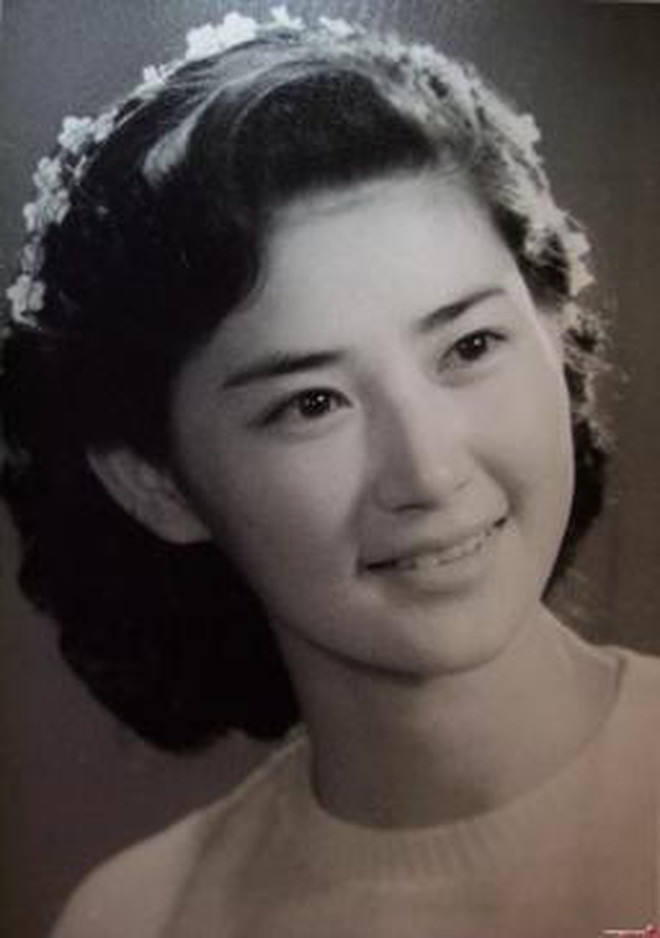 Nhan sắc y hệt minh tinh Hong Kong của người mẹ khiến dân mạng cũng cực tò mò về con gái, chắc hẳn "con nhà tông không giống lông cũng giống cánh".