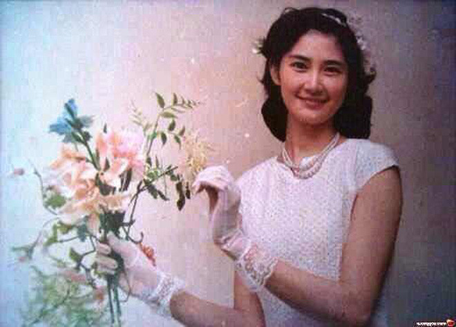 "Mẹ mình ngày xưa hát giỏi, múa cũng giỏi, lại còn khéo tay nữa. Mọi liên hoan văn nghệ ở cơ quan, mẹ mình đều được làm MC, nếu không cũng làm giọng ca chính trong dàn hợp xướng. Nói chung ngày ấy, khí chất nghệ thuật khiến mẹ mình dù ở đâu cũng được chú ý" - Cô gái có mẹ "cực phẩm" tự hào chia sẻ.