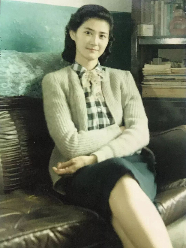 Nước da trắng, mái tóc ngắn xoăn cực hợp thời, lông mày lá liễu, đôi mắt to dài, nụ cười chúm chím, đúng là không chê được bất kỳ điểm nào trên khuôn mặt của mẹ cô nàng. Nhiều người nhận định rằng ở thời điểm đó, chắc hẳn "bác gái" là một mỹ nhân vạn người mê, hoa khôi nức tiếng cả một vùng.