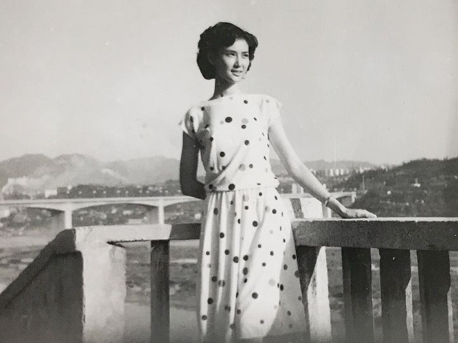 Mới đây, một cô gái đã khiến cả cộng đồng mạng phải ghen tỵ khi có mẹ xinh đẹp không khác gì minh tinh. Những bức ảnh về mẹ cô nàng nhận được sự quan tâm đặc biệt và "cơn mưa" lời khen ngay khi vừa được đăng tải.