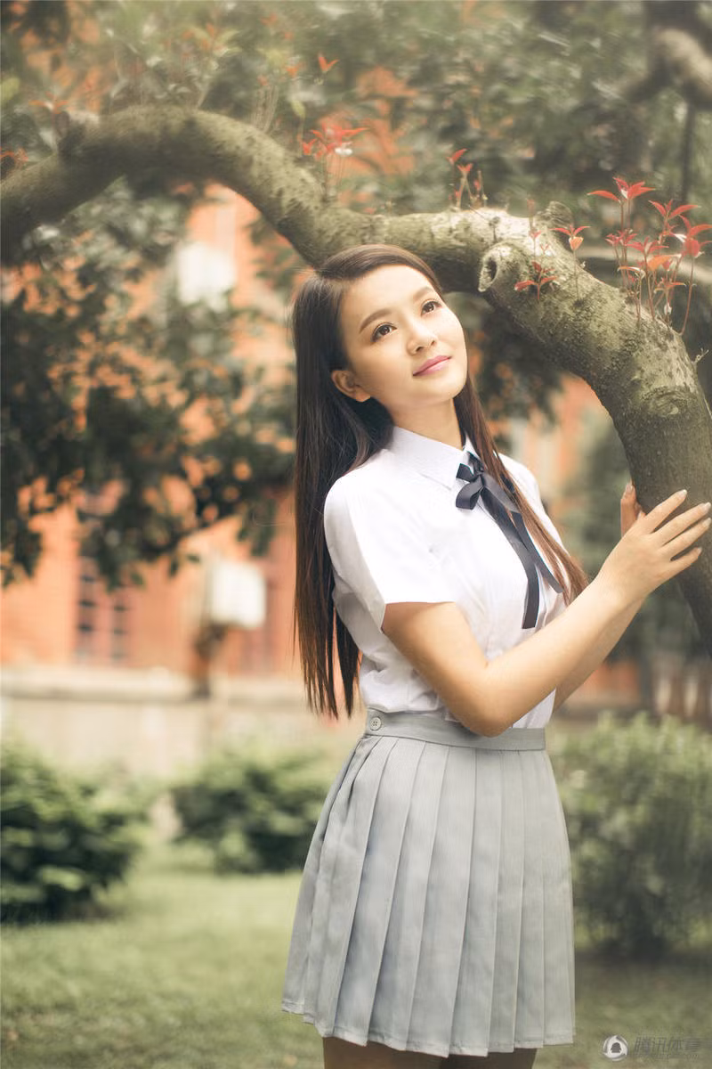 Giờ đây, ngoài đảm bảo việc học trong trường, Châu Vi còn là người mẫu ảnh khá có tiếng, nhận được nhiều lời mời hợp tác.