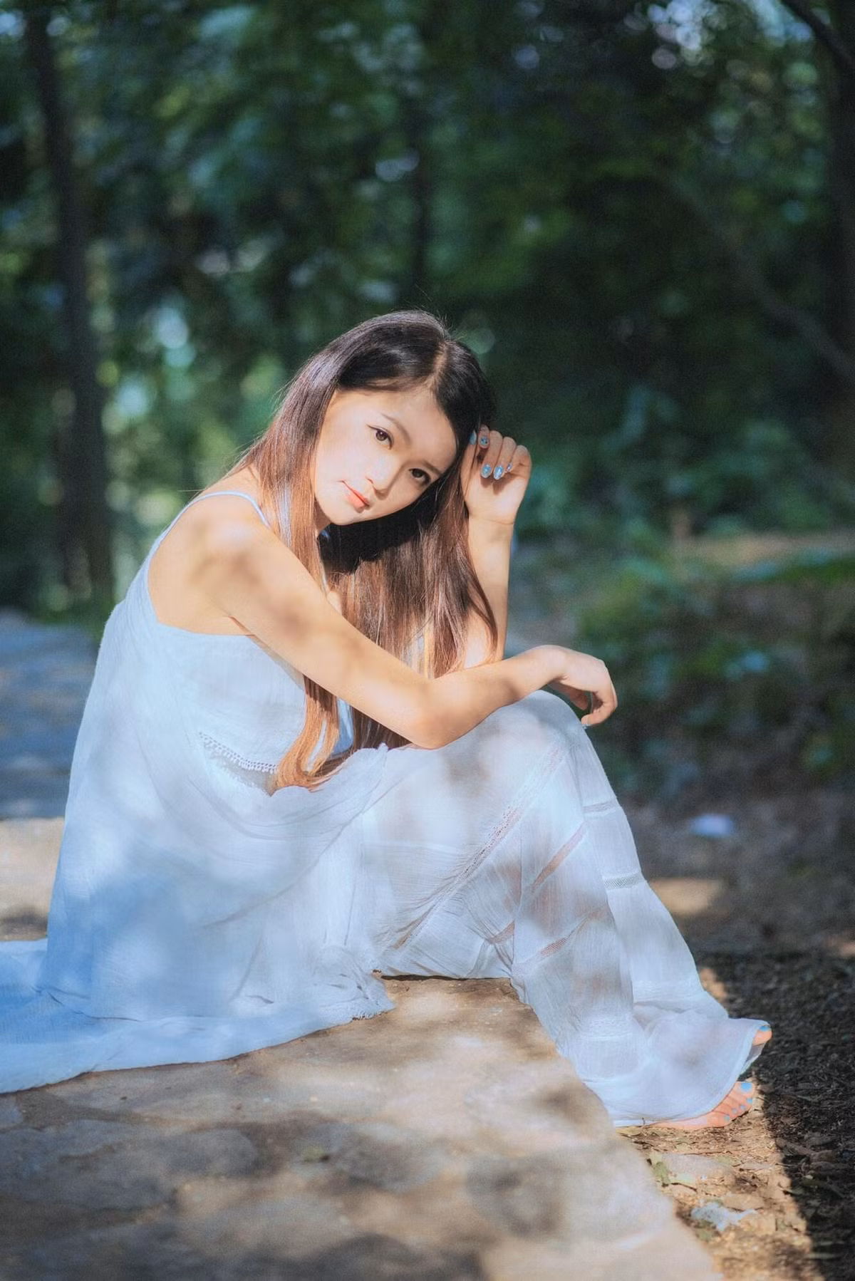 Loạt ảnh mới của Châu Vi được nhiều người nhận xét rằng cô nàng có vẻ đẹp lai, hot girl có vẻ đẹp tổng hòa của hai nữ diễn viên xinh đẹp, nổi tiếng là Lý Tương và An Dĩ Hiên.