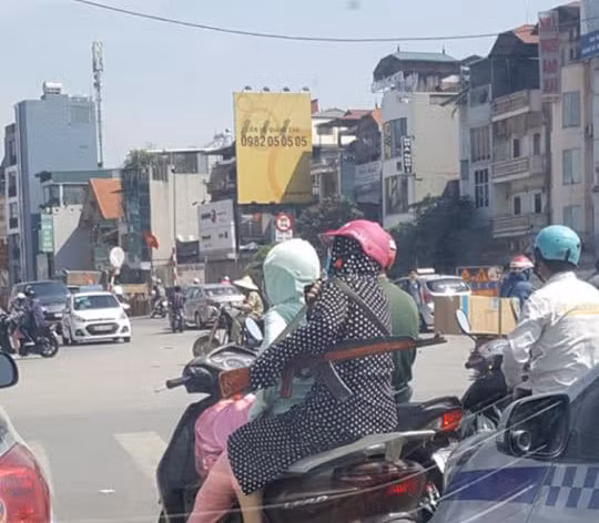 Không ngần ngại mang "hàng cấm" ra đường. Thế này thì chẳng ai dám ho he về chuyện đi đứng của các chị.