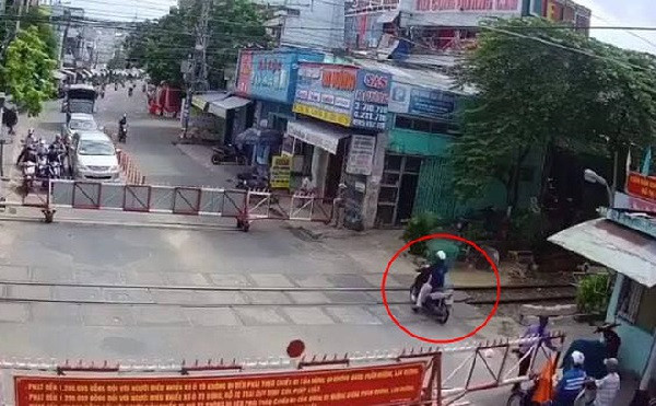 Bất chấp nguy hiểm, "ninja Lead" vẫn ngang nhiên xông thẳng vào đường tàu dù có cảnh báo. Đúng là chỉ có các chị mới gan dạ đến mức độ này.