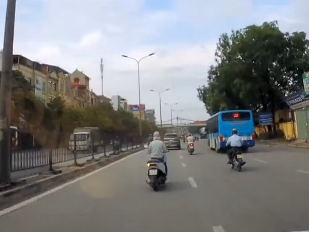 Cú lừa kinh điển của hội "ninja Lead" đó chính là bật xi nhan trái rồi rẽ phải khiến các xe phía sau phanh dúi dụi. Chẳng thế mà nhiều người đùa rằng, xe Lead là một trong những phương tiện được ưu tiên bên cạnh xe cấp cứu hay cứu hoả.