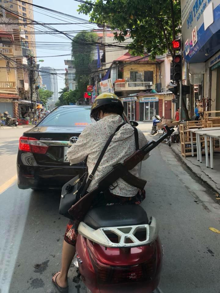 Thậm chí, lực lượng "ninja" này còn ngang nhiên mang cả súng ra đường mà không sợ bất kỳ ai. Chẳng biết những khẩu súng này là thật hay giả, có sự dụng được không nhưng cũng khiến người tham gia giao thông khiếp vía.