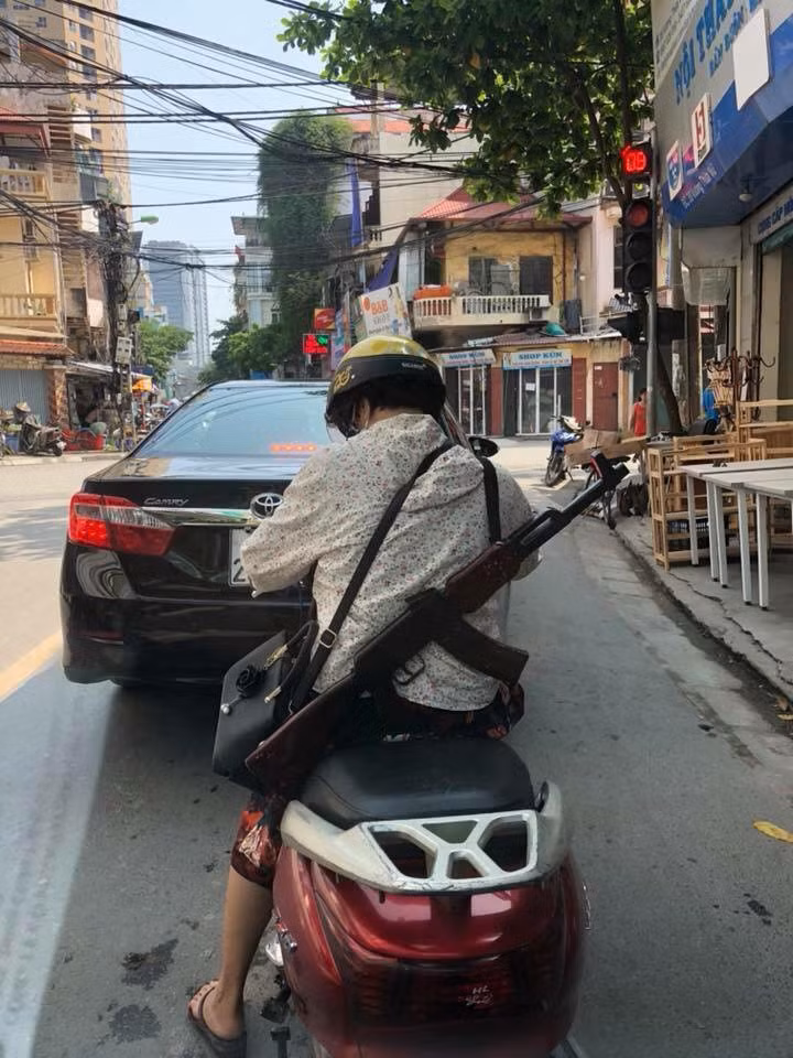 Thậm chí, lực lượng "ninja" này còn ngang nhiên mang cả súng ra đường mà không sợ bất kỳ ai. Chẳng biết những khẩu súng này là thật hay giả, có sự dụng được không nhưng cũng khiến người tham gia giao thông khiếp vía.