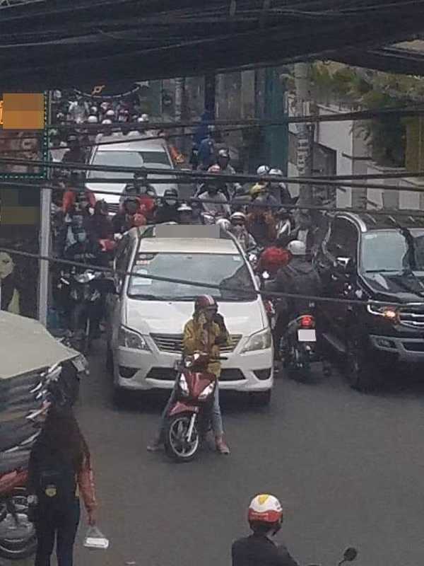 Hình ảnh một "ninja" ngang nhiên đứng nấu cháo điện thoại giữa đường trong khi phía sau là hàng dài phương tiện giao thông đang chờ khiến nhiều người "cạn lời" vì độ liều.