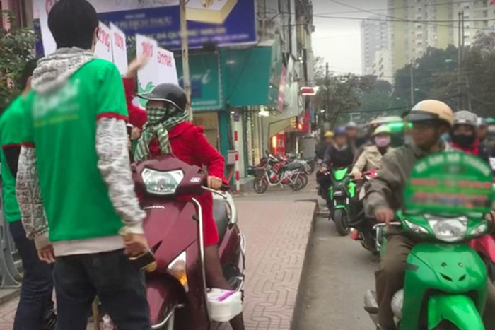 Leo lên vỉa hè để đi cho nhanh nhưng khi bị phản đối, nữ "ninja" sẵn sàng tát và chửi luôn cả các nam thanh niên với thái độ hung hăng.