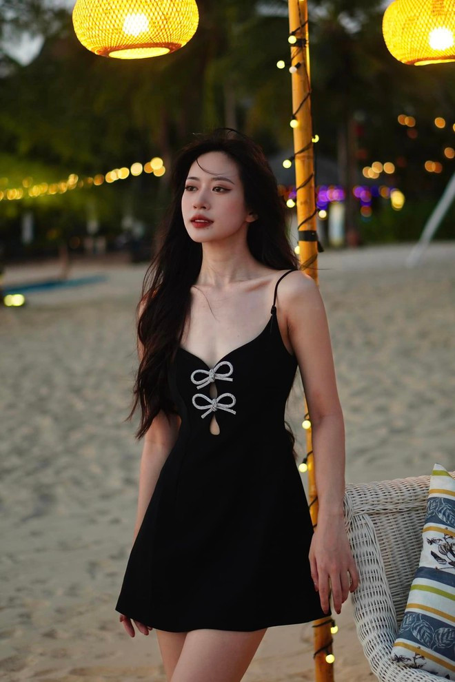 Mặc dù có vóc dáng khá nhỏ nhắn nhưng Đan Chi lại sở hữu 3 vòng chuẩn chỉnh, body quyến rũ.