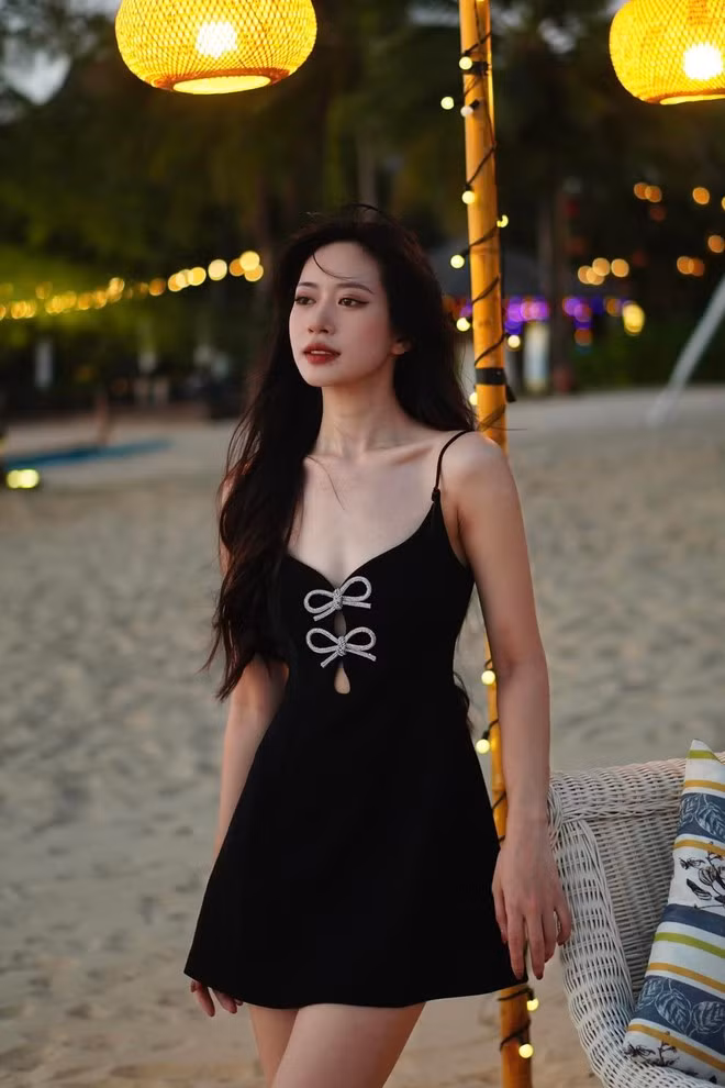 Mặc dù có vóc dáng khá nhỏ nhắn nhưng Đan Chi lại sở hữu 3 vòng chuẩn chỉnh, body quyến rũ.