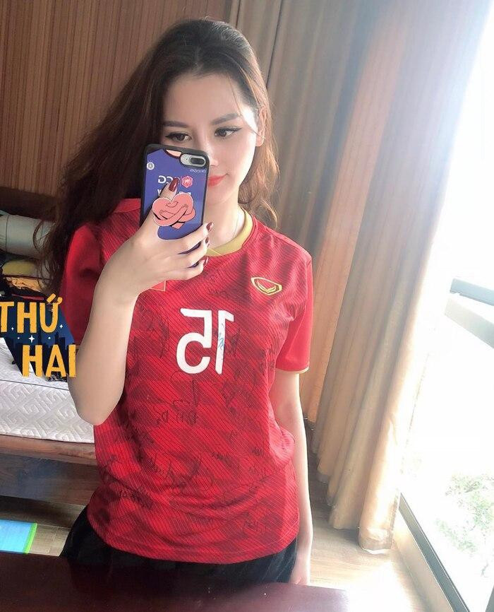 Hơn nữa, Huyền Tô còn sở hữu nhiều mẫu áo của đội tuyển quốc gia có chữ ký của tất cả các cầu thủ, tất nhiên , không dễ gì mà sở hữu được một chiếc áo như vậy nếu không có "cửa trong".