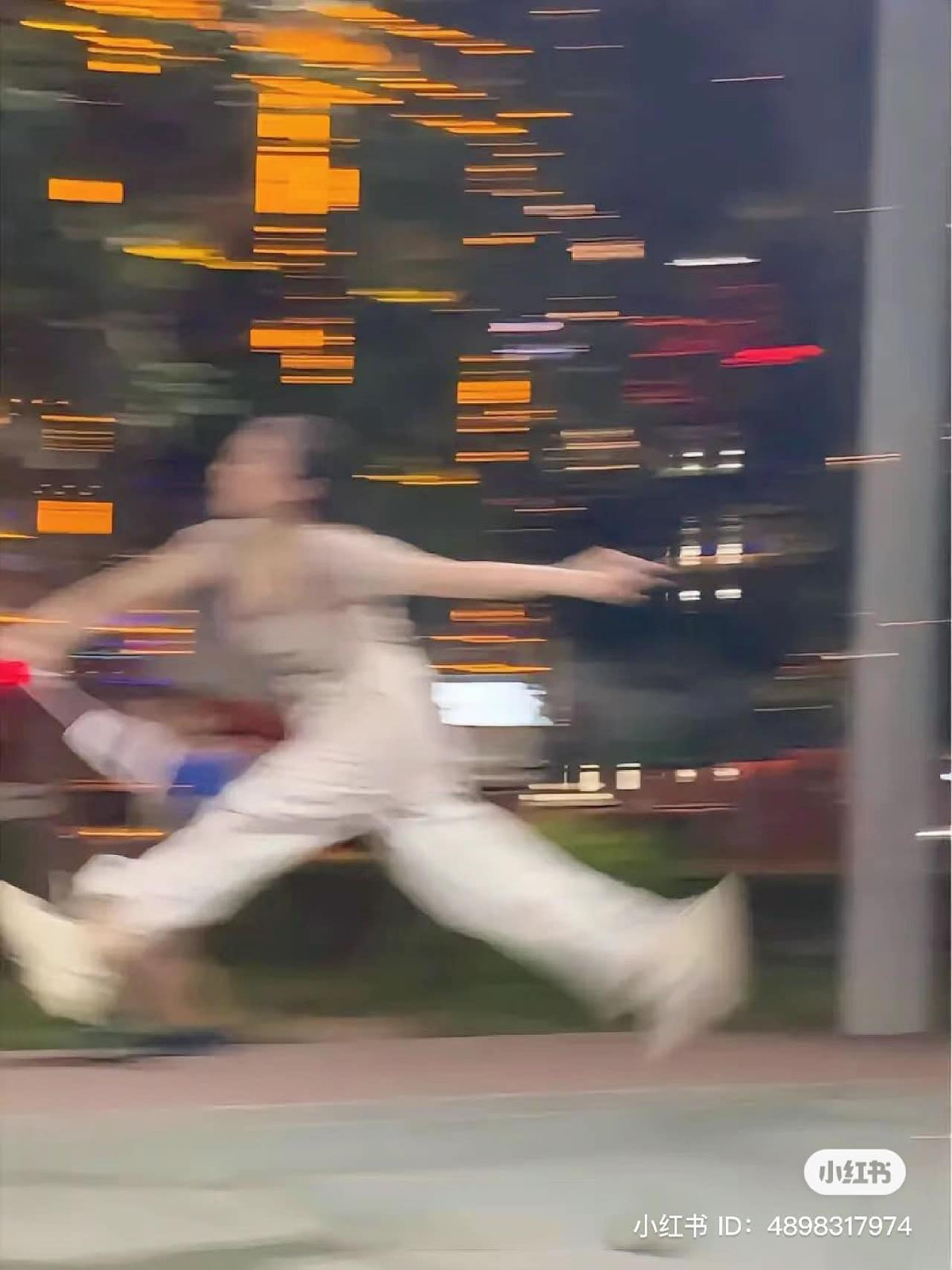 "Anh chụp cho em một tấm hình nhìn thật năng động xem nào" và đây là kết quả.