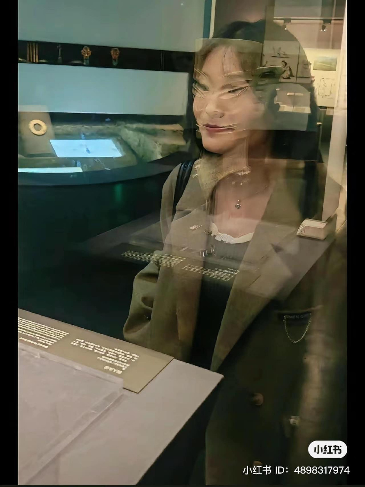 "Người ta chụp ảnh qua kính thì nhìn mơ màng nàng thơ, còn đây mình được người yêu chụp cho thì..."