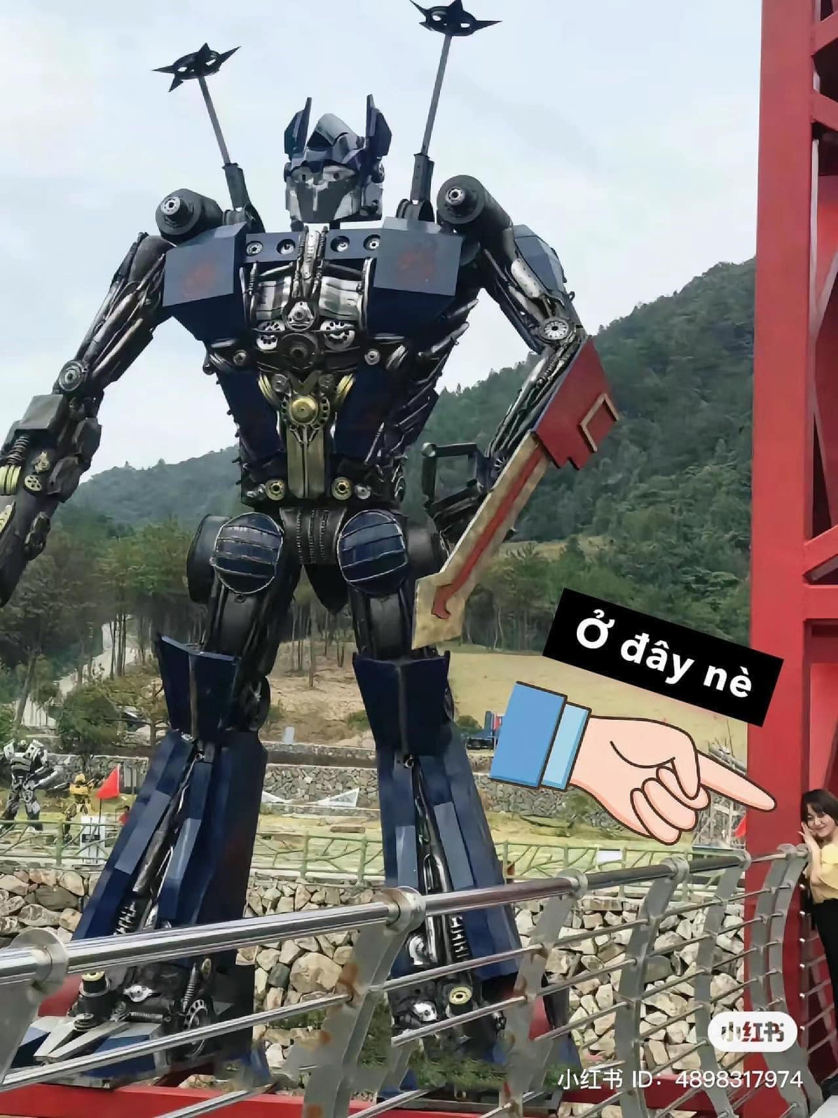 Nhìn mãi mới thấy cô người yêu ở đâu...