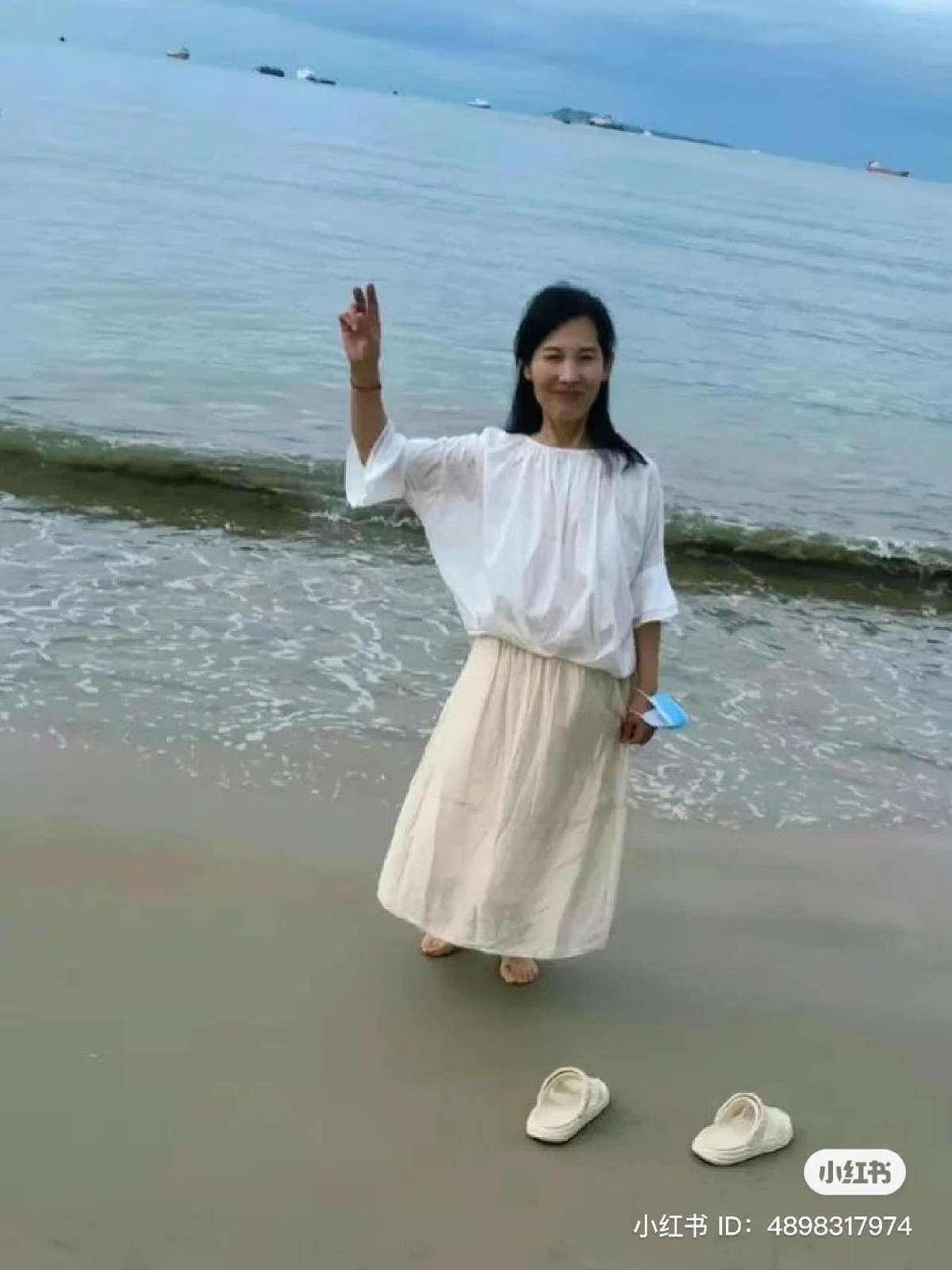 Cô gái cao hơn m6, qua tay anh người yêu giống như chỉ cáo 1m4 vậy.