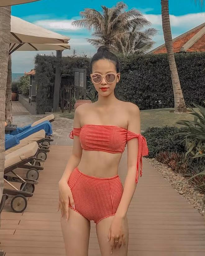 Trong số dàn thí sinh dự thi Hoa hậu Quốc tế 2020 (Miss International), Phạm Thị Phương Quỳnh (sinh năm 2000, Đồng Nai) được đánh giá là gương mặt triển vọng. Cô được nhận xét sở hữu nét đẹp ngọt ngào, vóc dáng cân đối. Khi diện bikini, Phương Quỳnh khoe triệt để thân hình mảnh mai, làn da trắng.