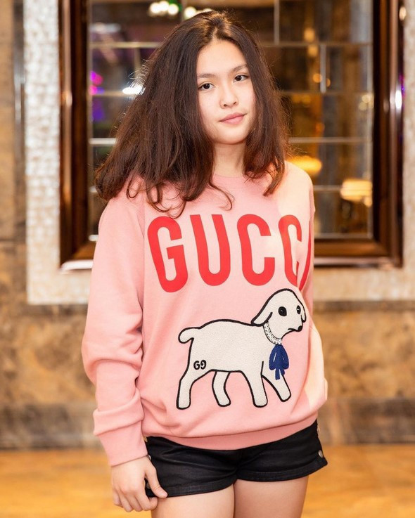 Con gái Phượng Chanel hiện là du học sinh ở Mỹ. Giống mẹ, cô nàng 17 tuổi sớm bộc lộ niềm đam mê với hàng hiệu. Cô sở hữu nhiều trang phục, phụ kiện tới từ các thương hiệu đắt đỏ như Gucci, Louis Vuitton, Chanel, Saint Laurent. Susu cũng thường xuyên khoe ảnh check-in đi du lịch thế giới.