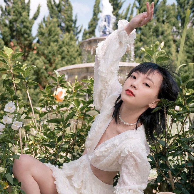 Ròm hiện là sinh viên ngành Marketing và làm mẫu ảnh tự do ở TP HCM. Cô gái quê Gia Lai cho hay ngoài trau dồi thần thái và biểu cảm khi chụp ảnh, cô muốn thử sức ở lĩnh vực diễn xuất. Trang cá nhân của hot girl này hiện thu hút gần 25.000 follow.