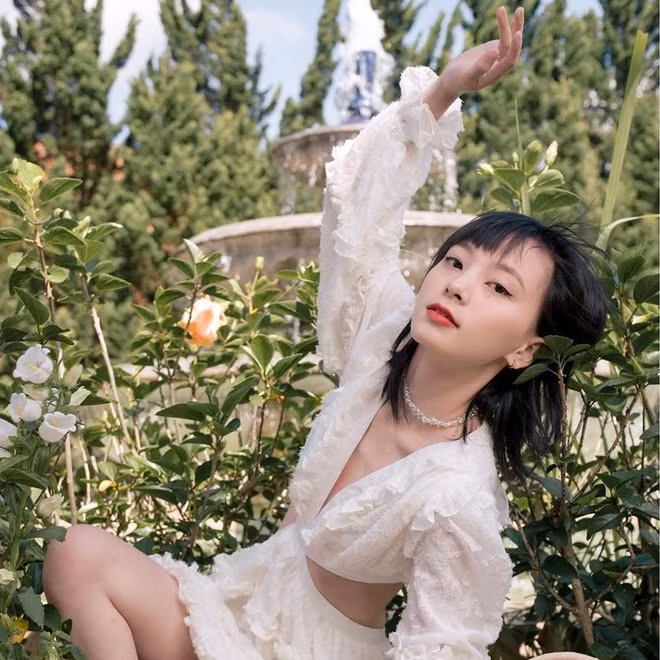 Ròm hiện là sinh viên ngành Marketing và làm mẫu ảnh tự do ở TP HCM. Cô gái quê Gia Lai cho hay ngoài trau dồi thần thái và biểu cảm khi chụp ảnh, cô muốn thử sức ở lĩnh vực diễn xuất. Trang cá nhân của hot girl này hiện thu hút gần 25.000 follow.