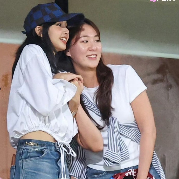 Ở trận đấu giữa Thái Lan và Hàn Quốc trong khuôn khổ vòng loại thứ 2 World Cup 2026 hôm 26.3 vừa qua, Lisa cũng đã có mặt ở khán đài để cổ vũ cho cả 2 đội tuyển.