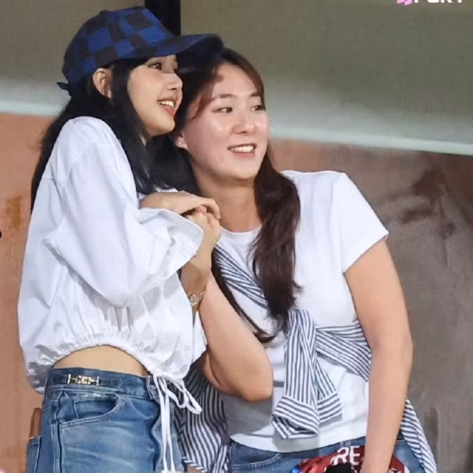 Ở trận đấu giữa Thái Lan và Hàn Quốc trong khuôn khổ vòng loại thứ 2 World Cup 2026 hôm 26.3 vừa qua, Lisa cũng đã có mặt ở khán đài để cổ vũ cho cả 2 đội tuyển.