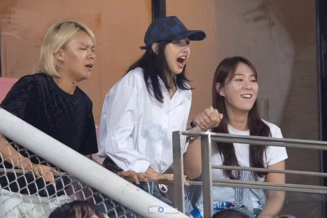 Cô nàng hò hét và cổ vũ rất nhiệt tình cho cả 2 đội tuyển trên khán đài.